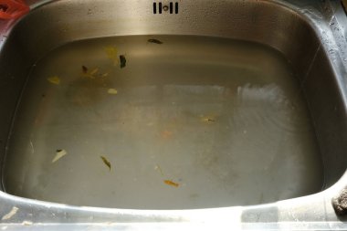 Gürültü efektli bir resim ve bulaşık yıkadıktan sonra kirli lavabo ışığı..