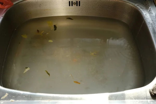 Gürültü efektli bir resim ve bulaşık yıkadıktan sonra kirli lavabo ışığı..