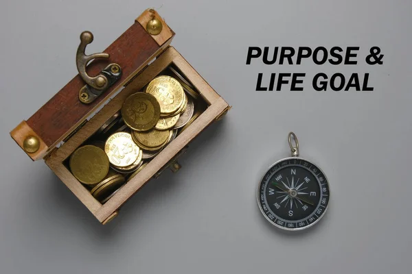 Picture Gold Chest Coins Compass Purpose Life Goal Words Gray — Stock Photo, Image