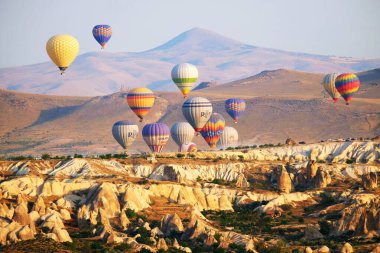 Greme 'in sabah fotoğrafı güneş doğarken sıcak hava balonuyla doluyor. Kapadokya güneş doğarken sıcak hava balonu sürüşü ile ünlüdür..