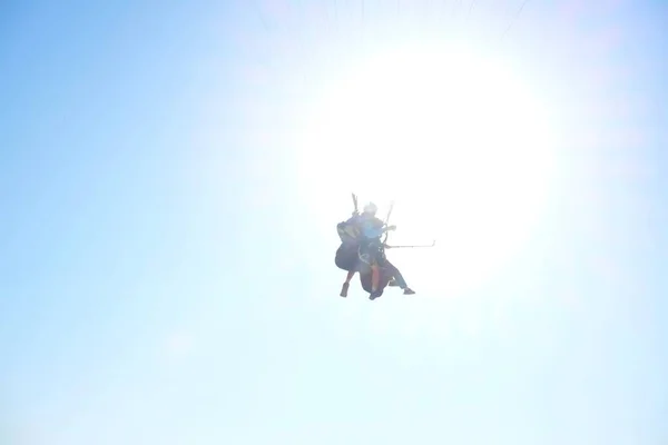 Tandem Paragliding Met Felle Zon Pamukkale Avond Nabij Katoenen Kasteel — Stockfoto