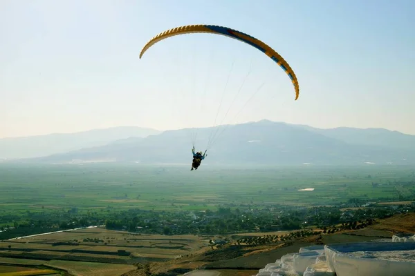 Πετώντας Αλεξίπτωτο Πλαγιάς Στο Pamukkale Βράδυ Είναι Ένα Νέο Αξιοθέατο — Φωτογραφία Αρχείου