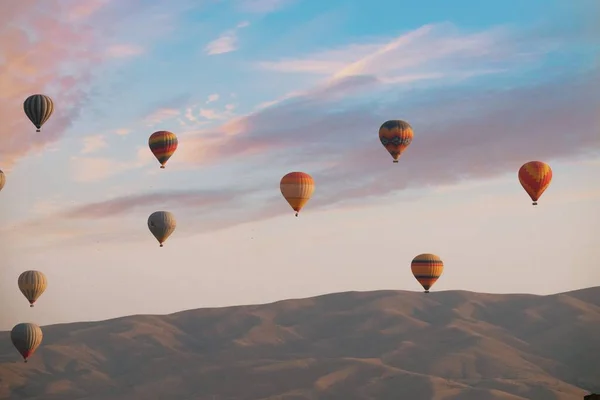 Une Photo Matin Greme Rempli Atterrissage Montgolfière Pendant Lever Soleil — Photo