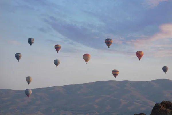 Goreme Sabah Fotoğrafı Güneş Doğarken Sıcak Hava Balonuyla Doluyor Kapadokya — Stok fotoğraf