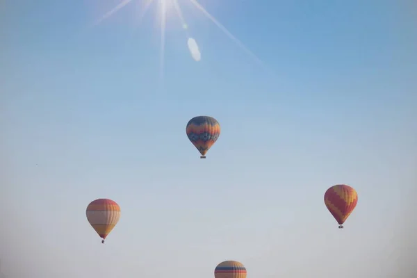 Une Photo Matin Greme Rempli Atterrissage Montgolfière Pendant Lever Soleil — Photo