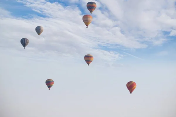 Une Photo Matin Greme Rempli Atterrissage Montgolfière Pendant Lever Soleil — Photo