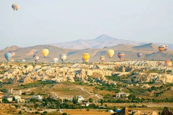 Une Photo Matin Greme Rempli Atterrissage Montgolfière Pendant Lever Soleil — Photo