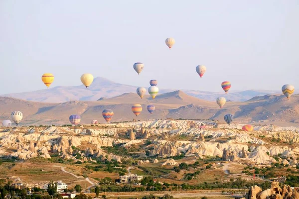 Une Photo Matin Greme Rempli Atterrissage Montgolfière Pendant Lever Soleil — Photo