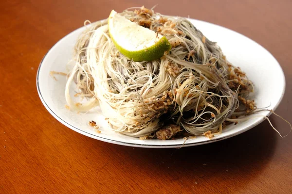 Een Bord Kerabu Sare Salade Van Zeehout Exotisch Voedsel Van — Stockfoto