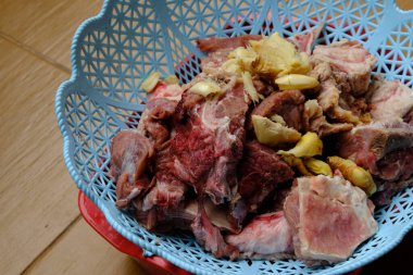 Çiğ helal etin seçici odak noktası soğan ve zencefilli içgörü ile 