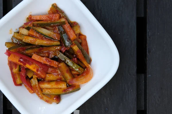 Eid Mubarakの間のトマト米のためのスパイシーな アカー 野菜のフラットレイとコピースペースの画像 アカー とは東南アジアの野菜の漬物のこと — ストック写真