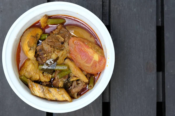 Eid Mubarakで提供される牛肉ダルカのフラットレイと選択的な焦点画像 ダルカは 煮込み野菜のカレーで レンズ豆が肉を加え ブライヤニやトマトライスで有名な料理です — ストック写真