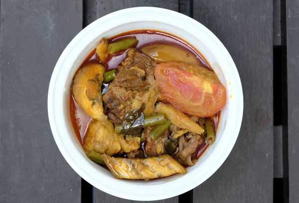 Eid Mubarakの間に提供される牛肉ダルカの平らな画像 ダルカは 煮込み野菜のカレーで レンズ豆が肉を加え ブライヤニやトマトライスで有名な料理です — ストック写真