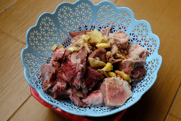 ダルチャ を作る前に 生食のハラル肉を玉ねぎと生姜とよく混ぜ 匂いを消していました — ストック写真