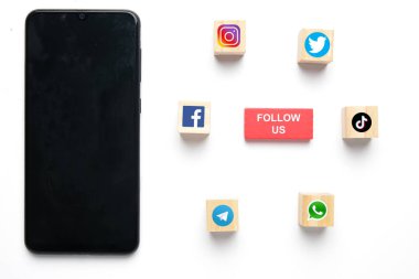 Ahşap bloklu cep telefonu bizi takip et, facebook, Instagram, Twitter, Tik Tok, Whatsapp ve Telegram