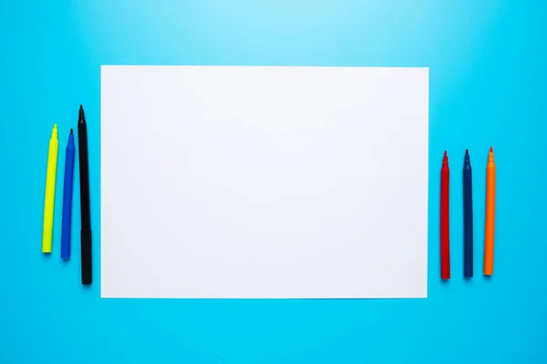 Copyspace Papel Blanco Con Lápiz Mágico Sobre Fondo Azul Concepto —  Fotos de Stock