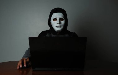 Bilgisayar öngörüsü olan bir bilgisayar korsanının düşük pozlu fotoğrafı. Hackleme ve siber güvenlik tehdidi kavramı.