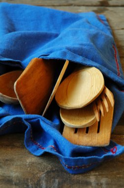 ahşap ve bambu kaşık ve bıçaklar içinde mavi havlu