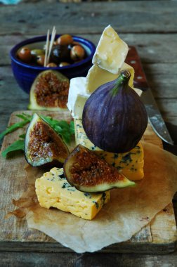 Закуска из сыра, инжира и оливок
