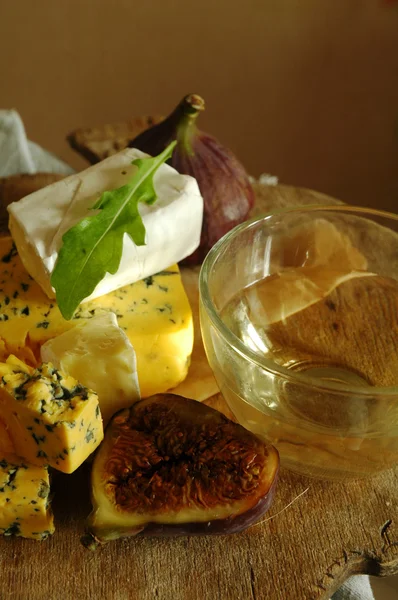 红酒和点心： 奶酪、 无花果、 橄榄 — 图库照片