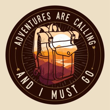 Seyahat maceraları yuvarlak logo, rozet, yama ya da tişört tasarım şablonu çift pozlama efekti silüeti ve dağ manzarası. Vektör illüstrasyonu