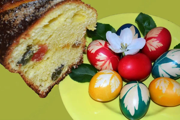 Ciekawy Talerz Malowanymi Jajkami Tortem Kwiatami Wielkanoc — Zdjęcie stockowe
