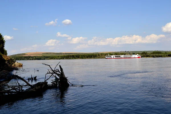 Excursiones Verano Por Río Danubio Sus Islas Barcos Comerciales Barcazas — Foto de Stock