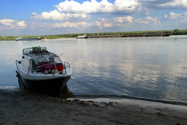 Excursiones Verano Por Río Danubio Sus Islas Barcos Comerciales Barcazas — Foto de Stock
