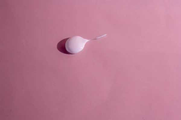 Pembe arka planda nemlendirici. makro