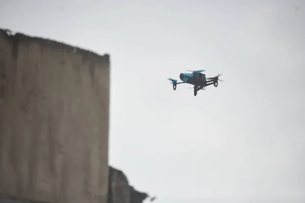 Çeyrek helikopter bulutlu gökyüzünde uçuyor