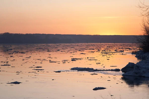 Deriva Primaverile Sul Fiume Paesaggio — Foto Stock