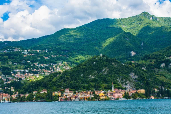 Zobacz na linii wybrzeża jeziora Como, Włochy, regionu Lombardii. Pejzaż włoski, z góry i miasto z wielu kolorowych budynków na brzegu — Zdjęcie stockowe