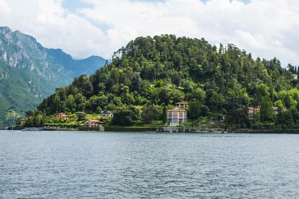 コモ湖イタリアのロンバルディア地方の海岸線を表示します。イタリアの風景、山と海岸の多くのカラフルな建物が付いている都市 — ストック写真