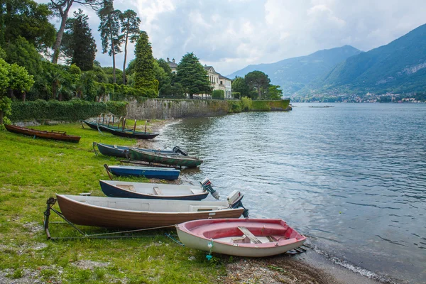 コモ湖イタリアのロンバルディア地方の海岸線を表示します。山、湖と空イタリア風景を見る — ストック写真
