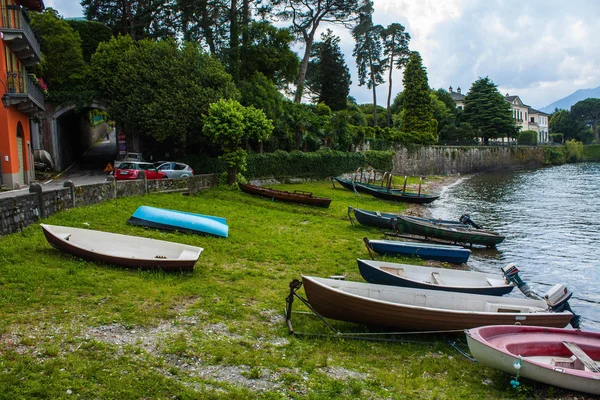 Zobacz na linii wybrzeża jeziora Como, Włochy, regionu Lombardii. Zobacz pejzaż włoski z łodzi na brzeg Bellagio miasta — Zdjęcie stockowe