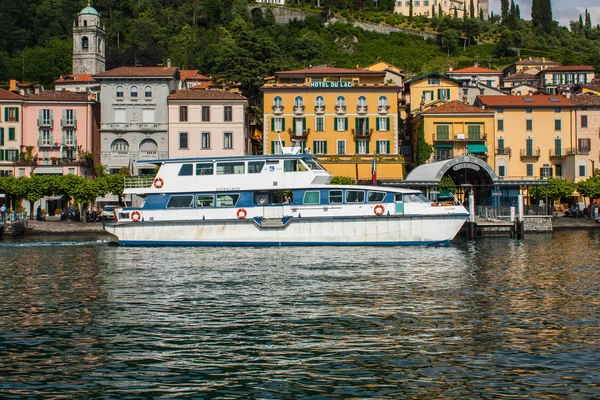 Μπελάτζιο στη λίμνη Κόμο, Ιταλία, Ιούνιος 15, 2016. Θέα στην ακτογραμμή της πόλης Μπελάτζιο στη λίμνη Κόμο, Ιταλία. Ιταλικό τοπίο πόλη με ξενοδοχείο, κτίρια στην ακτή και πλοίο, βάρκα ταξί νερό — Φωτογραφία Αρχείου