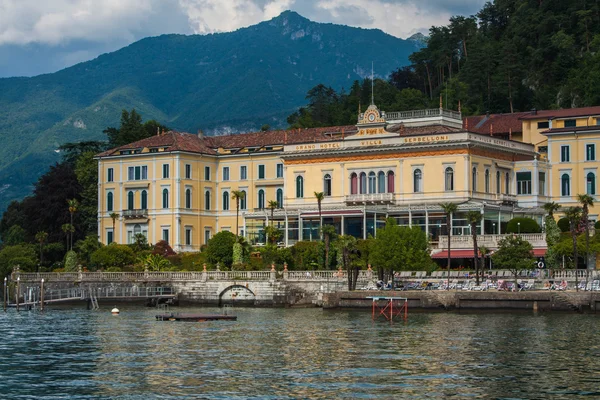 2016 年 6 月 15 日にイタリアのコモ湖にベラージオ。イタリアのコモ湖べラージオ市海岸線を表示します。イタリアの風景都市ホテル、建物海岸とフェリーの水タクシーのドック — ストック写真