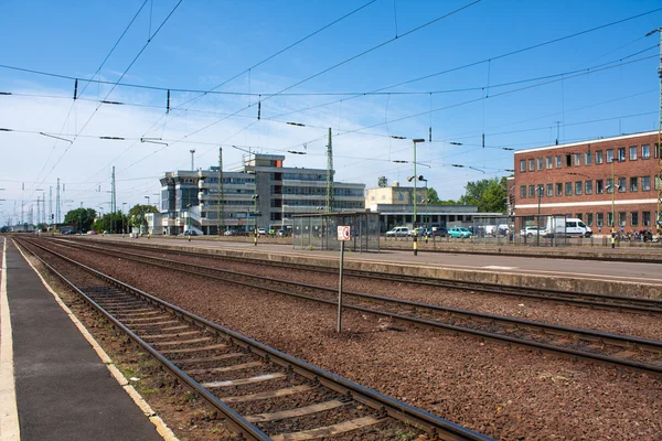 DEBRECEN, HUNGARY, 12 Mei 2016. Pemandangan kota stasiun kereta api Debrecen, Hungaria dengan kereta api yang menuju cakrawala — Stok Foto