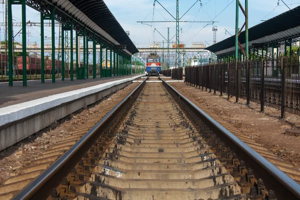 Chop, Ukraina, 12 maj 2016. Hugga staden järnvägsstationen i Ukraina med järnvägar ska horisonten och anländer tåget. — Stockfoto