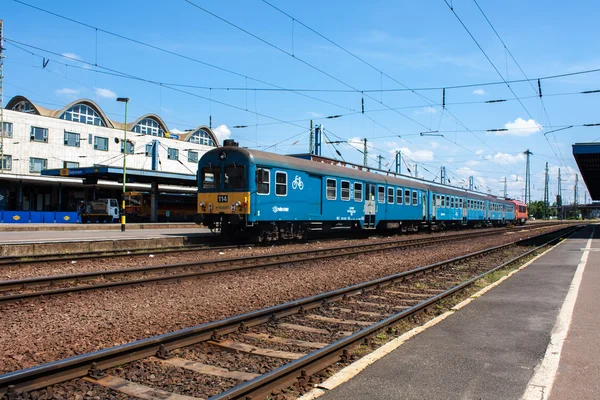 2016 年 5 月 12 日，匈牙利德布勒森。城市景观图的火车站的匈牙利德布勒森与铁路去地平线和到达列车 — 图库照片