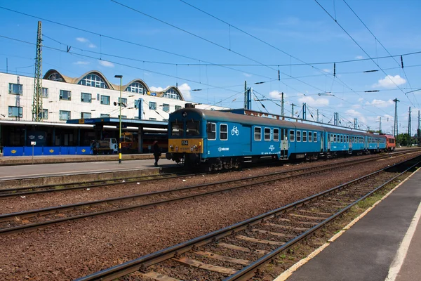 2016 年 5 月 12 日，匈牙利德布勒森。城市景观图的火车站的匈牙利德布勒森与铁路去地平线和到达列车 — 图库照片