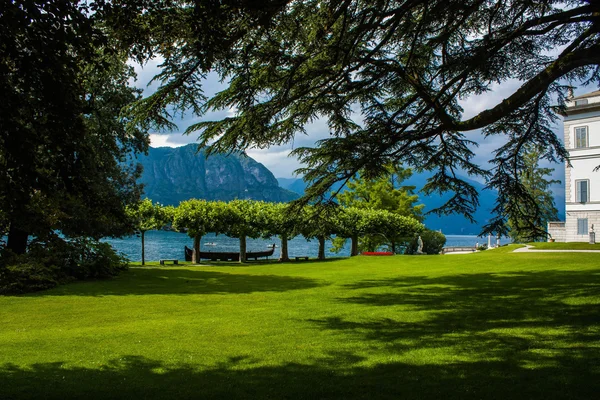 Bellagio miasto na jezioro Como, Włochy. Region Lombardii. Sławny włoski, Villa Melzi Park. Ogród botaniczny roślin i drzew. — Zdjęcie stockowe