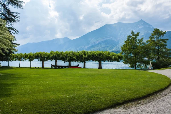 Bellagio ciudad en el Lago de Como, Italia. Región de Lombardía. Monumento famoso italiano, Villa Melzi Park. Jardín Botánico plantas y árboles . — Foto de Stock