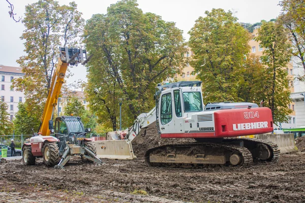 MILAN, ITALY-OCTOBRE 18, 2015: Construction machinery on building site of new subway line in Milan. — Stock Photo, Image