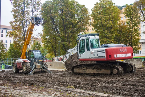 MILAN, ITALY-OCTOBRE 18, 2015: Construction machinery on building site of new subway line in Milan. — Stock Photo, Image