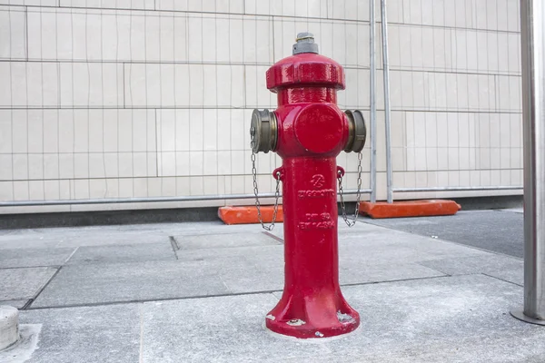 MILÃO, ITÁLIA OUTUBRO 20, 2015: Nova bomba de água vermelha para combate a incêndios, hidrante de incêndio na cidade — Fotografia de Stock