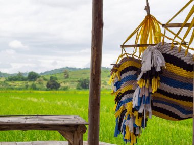 Pirinç tarlası manzaralı bambu masası arasındaki renkli hamak. Rahatlatıcı zaman kavramı