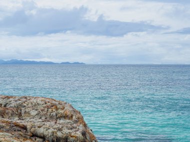 Tayland 'ın Phuket eyaletindeki Maithon Adası' ndaki (Koh Mai Thon) deniz manzarası güzeldir. Özel ada. Phuket 'teki en ünlü turistik yerlerden biri. Tatil kavramı