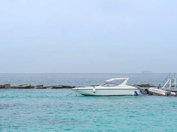 美丽的海景 明亮的蓝色海面 配有漂浮的白色快艇 从泰国普吉的迈顿岛 Koh Mai Thon 的私人岛屿俯瞰大海 — 图库照片