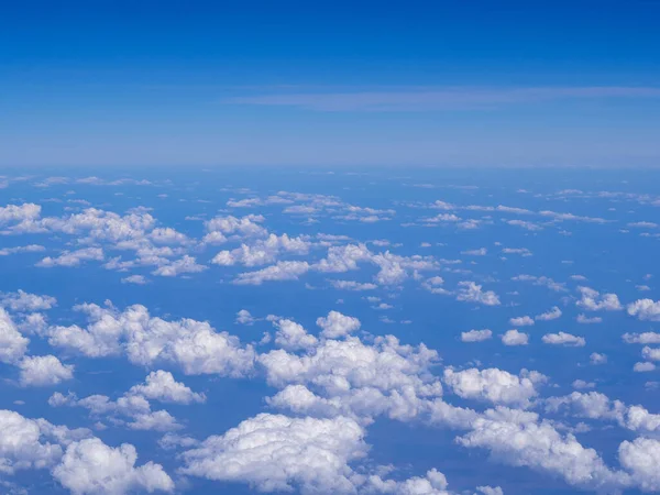 Vista Aérea Del Paisaje Nublado Vista Través Ventana Del Avión —  Fotos de Stock